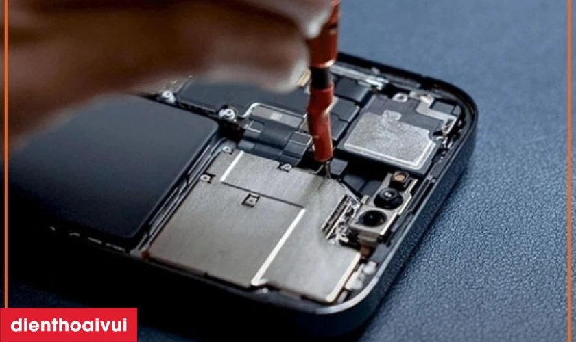 Tại sao n&ecirc;n rửa đốm camera sau iPhone XR thay v&igrave; thay mới?