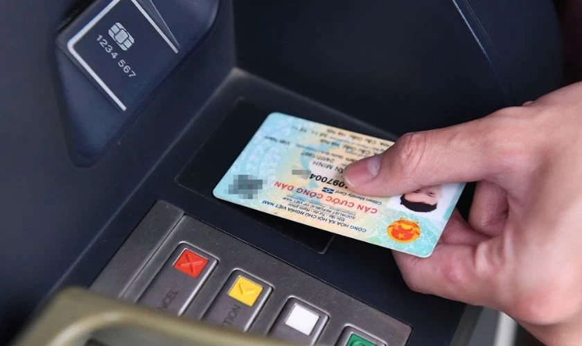 Đặt căn cước c&ocirc;ng d&acirc;n gắn chip v&agrave;o m&aacute;y