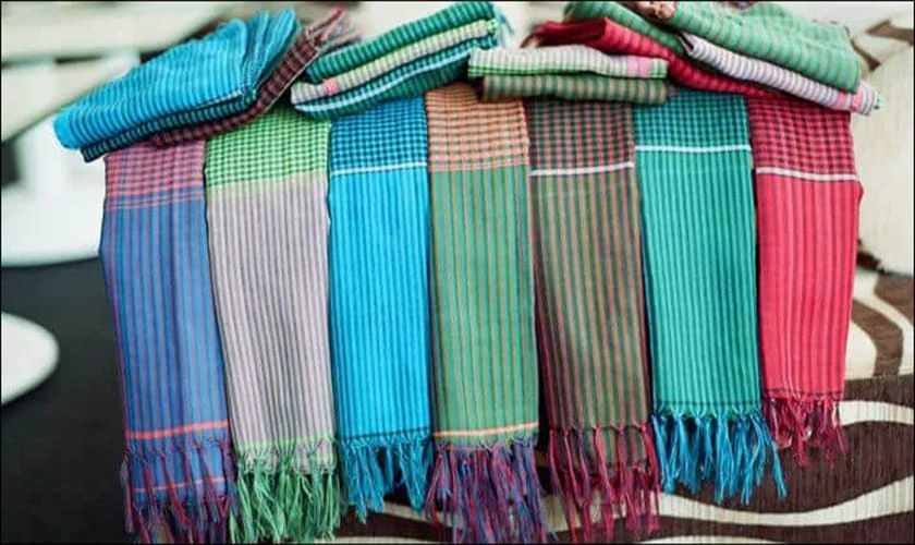 Tặng khăn qu&agrave;ng cổ cho gi&aacute;o vi&ecirc;n chủ nhiệm