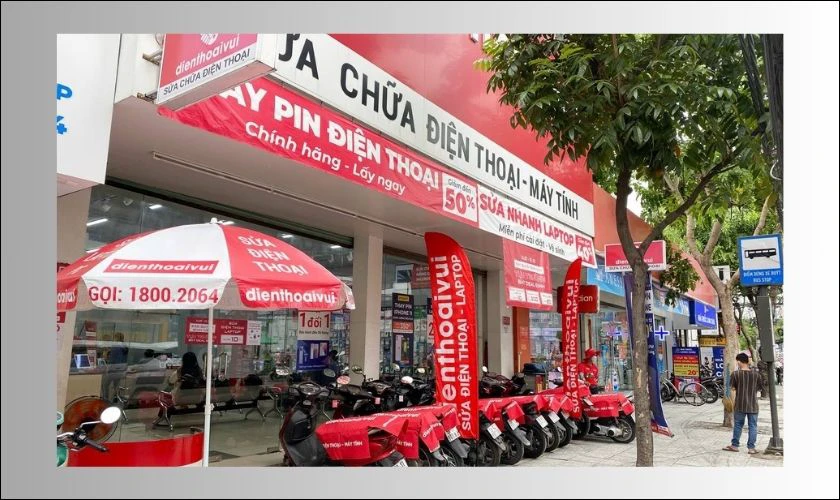 Thay pin điện thoại tại cửa h&agrave;ng Điện Thoại Vui 