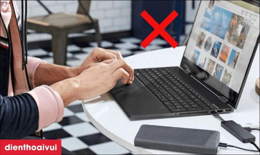 Có nên vừa sạc laptop vừa sử dụng không?