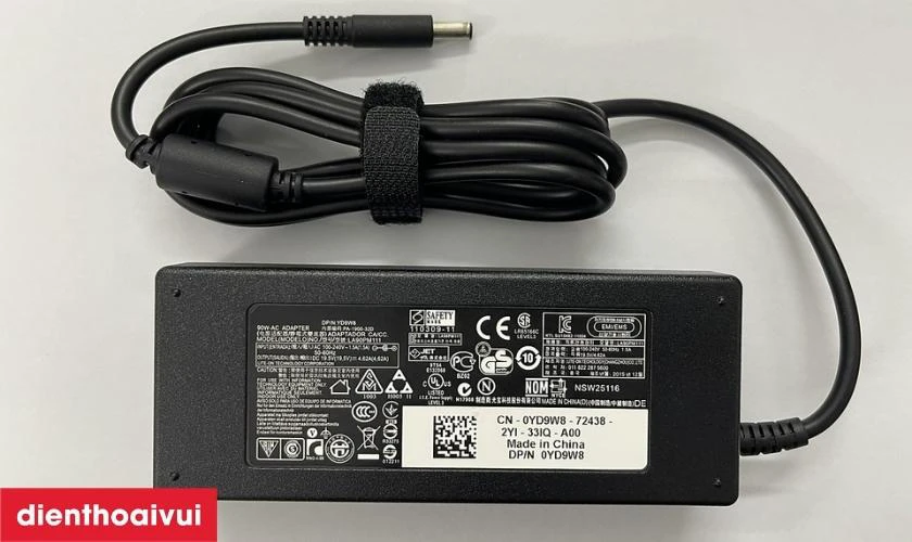Kiểm tra tem bảo h&agrave;nh của sạc laptop