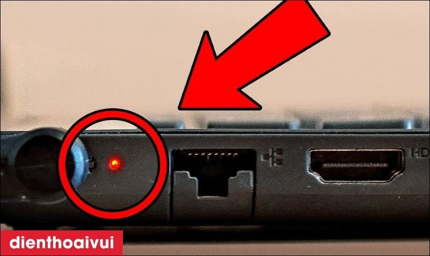 Tại sao đèn sạc laptop HP có hiện tượng nhấp nháy?