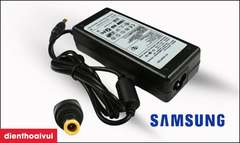 Đ&ocirc;i n&eacute;t về sạc laptop Samsung
