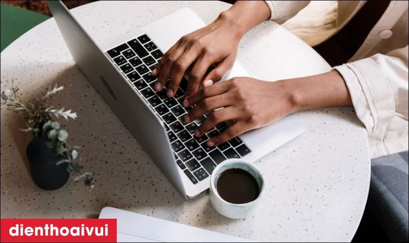 Có nên vừa sử dụng vừa sạc Macbook?