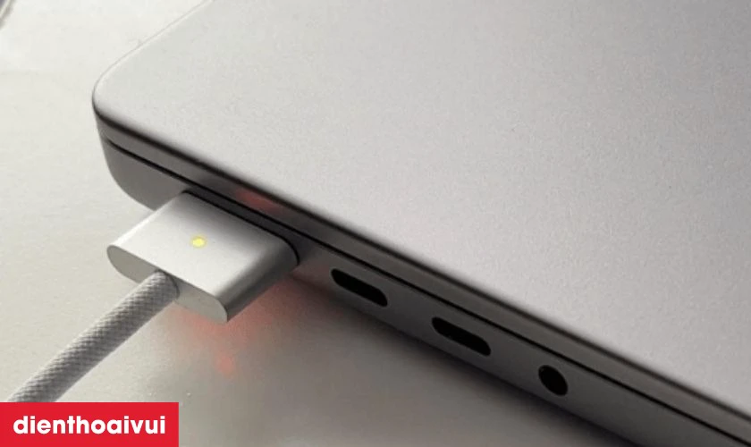 C&oacute; n&ecirc;n cắm sạc cho m&aacute;y MacBook li&ecirc;n tục kh&ocirc;ng?
