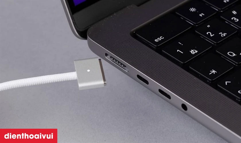 Những lưu &yacute; khi sạc MacBook gi&uacute;p m&aacute;y hạn chế chai pin