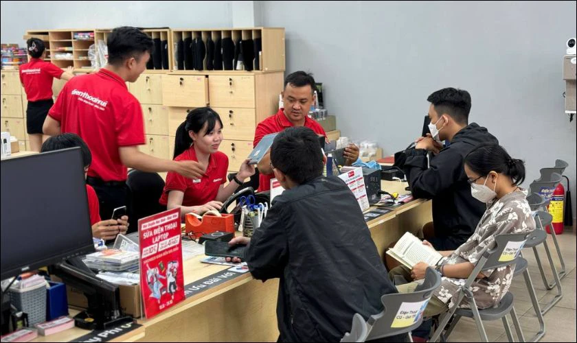 Mua sạc MacBook ch&iacute;nh h&atilde;ng tại Điện Thoại Vui&nbsp;