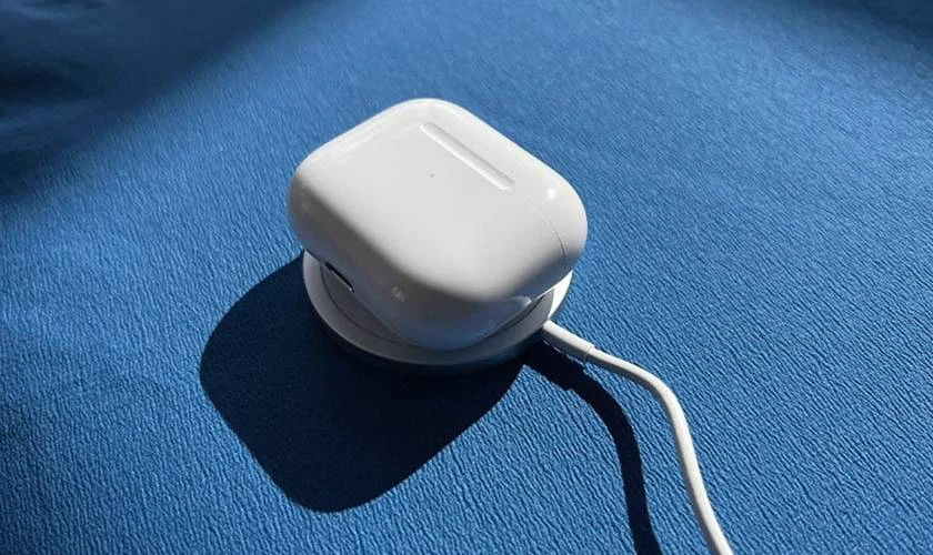 Đặt hộp với đ&egrave;n trạng th&aacute;i ngửa l&ecirc;n ở giữa bộ sạc MagSafe