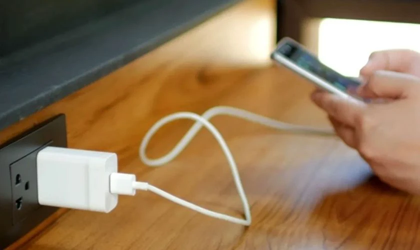 Điện thoại sạc pin bị nóng máy có sao không?