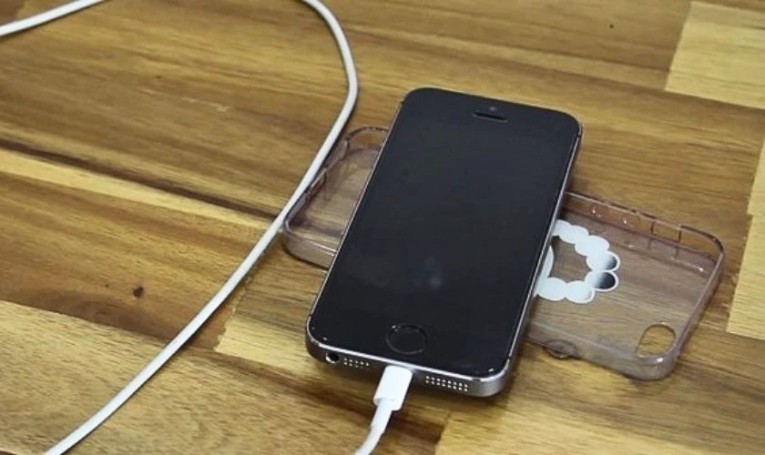 Sạc pin c&oacute; n&ecirc;n th&aacute;o ốp lưng?