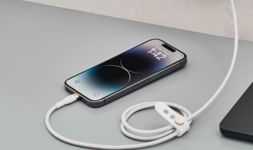 Sạc pin iPhone đ&uacute;ng c&aacute;ch: Lu&ocirc;n d&ugrave;ng sạc ch&iacute;nh h&atilde;ng Apple