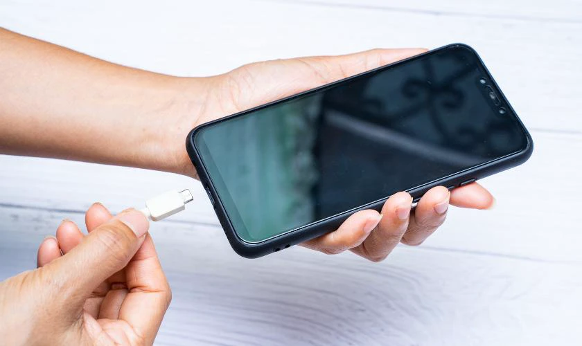 C&aacute;ch sạc pin điện thoại qua đ&ecirc;m đ&uacute;ng c&aacute;ch