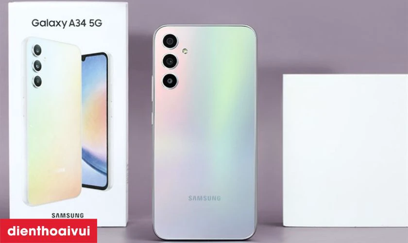 Thiết kế hiện đại, trẻ trung với mặt lưng tối giản