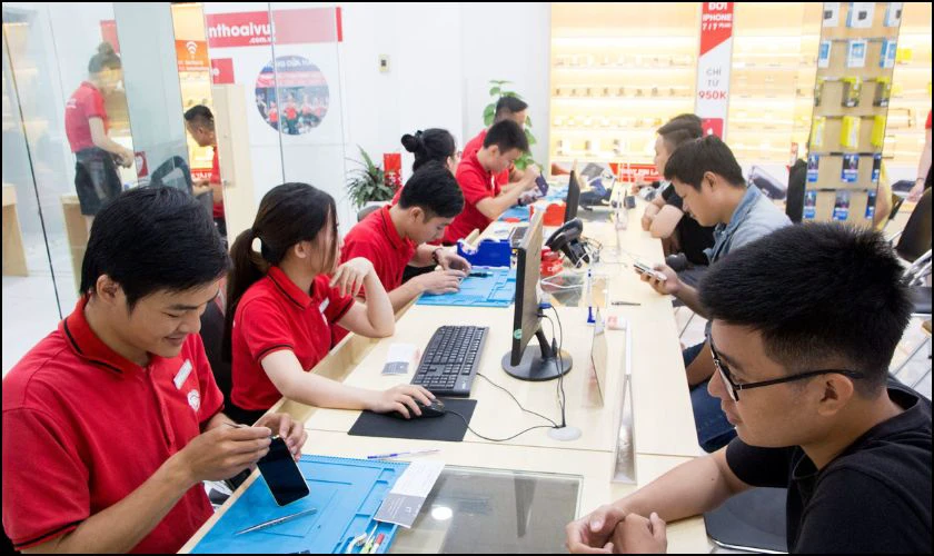 Đem máy Samsung A51 bị treo logo đến cửa hàng sửa chữa uy tín