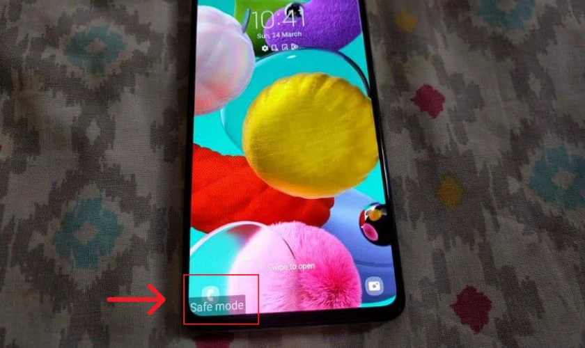Tiếp tục nhấn nút giảm âm lượng