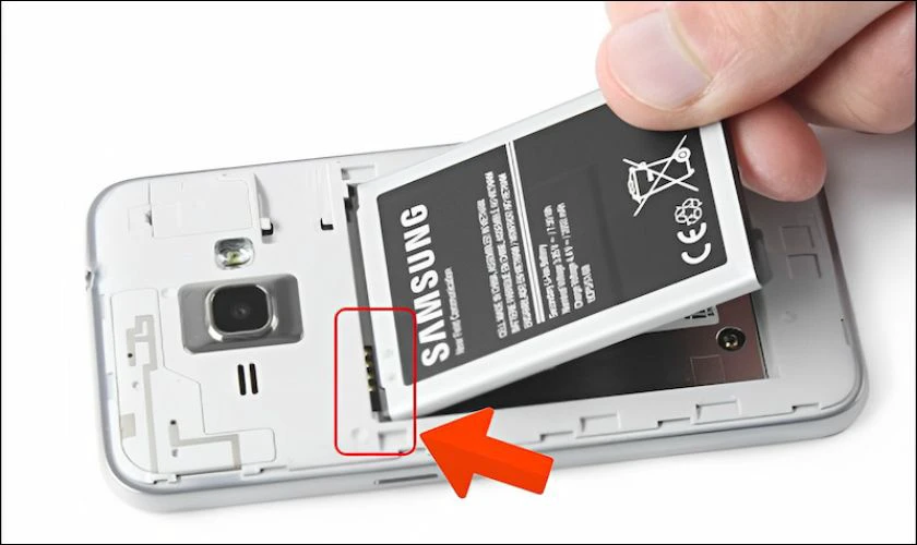 Không nên tự ý tháo pin điện thoại để tránh làm hư hỏng linh kiện