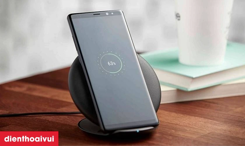 Hỗ trợ sạc nhanh v&agrave; nhiều t&iacute;nh năng bảo mật