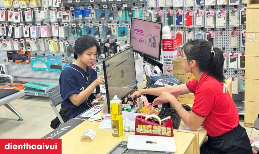 V&igrave; sao n&ecirc;n mua Samsung Galaxy S21 5G - Cũ Trầy Xước tại Điện Thoại Vui?