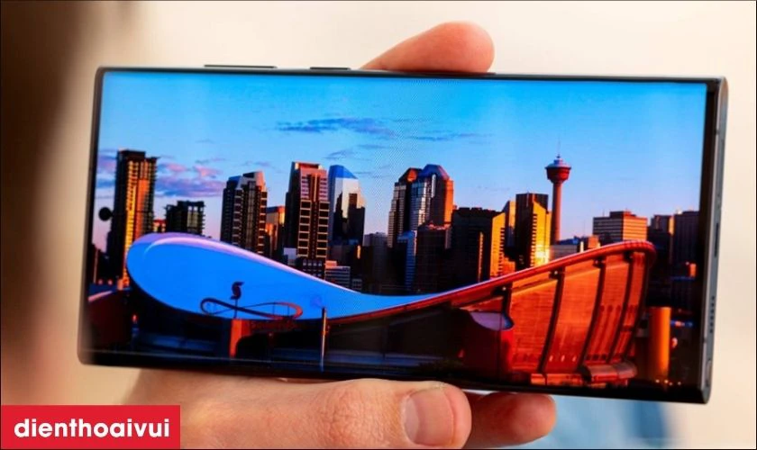 M&agrave;n h&igrave;nh 6,8 inch trải nghiệm h&igrave;nh ảnh sắc n&eacute;t