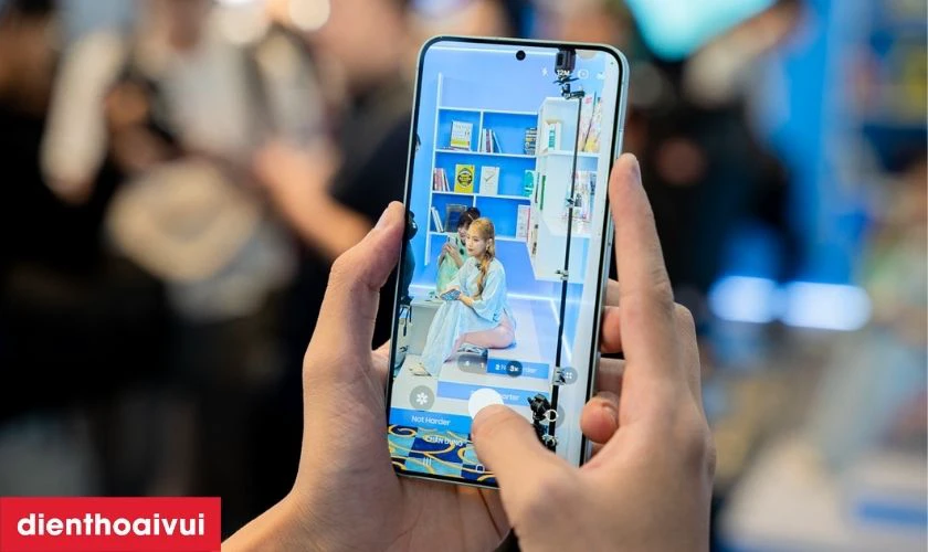 Cụm camera tr&ecirc;n Galaxy S25 Plus được trang bị ống k&iacute;nh 50MP