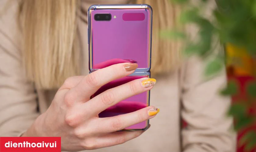 Z Flip khi gập lại giống như một chiếc gương cầm tay