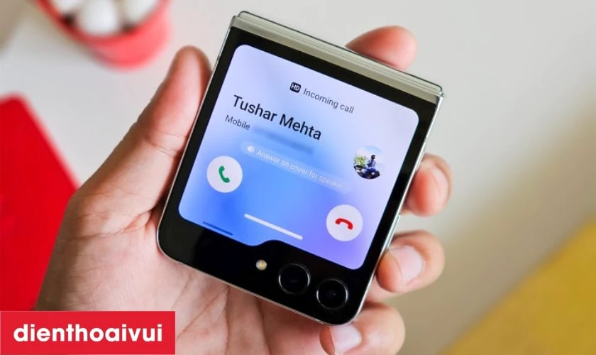 Z Flip5 sử dụng m&agrave;n h&igrave;nh Dynamic AMOLED 2X