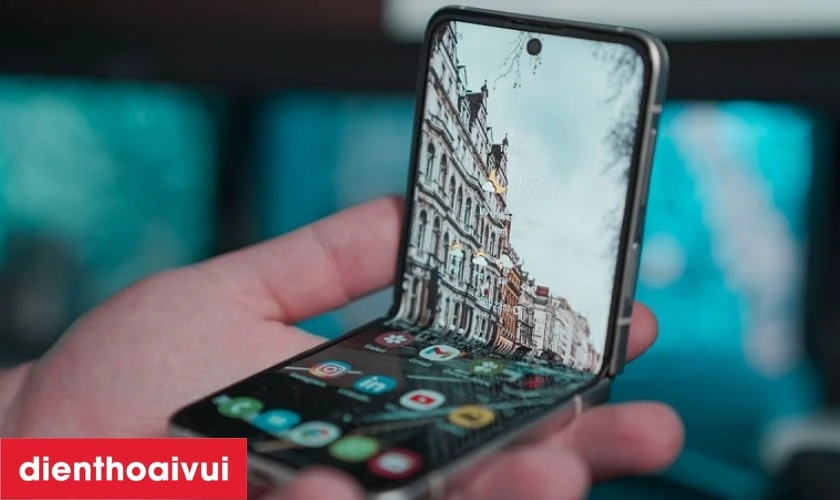 Nếp gấp Z Flip5 v&ocirc; h&igrave;nh, m&agrave;n h&igrave;nh sống động