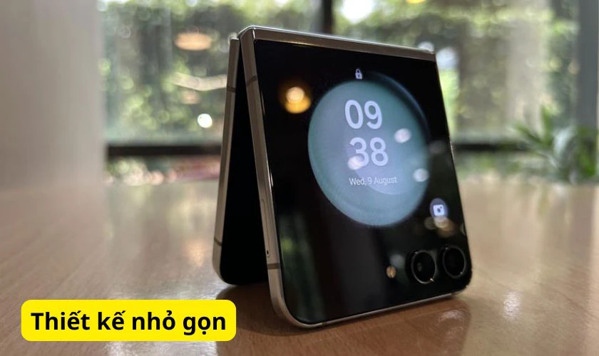 Galaxy Z Flip5 c&oacute; thiết kế nhỏ gọn v&agrave; thời trang