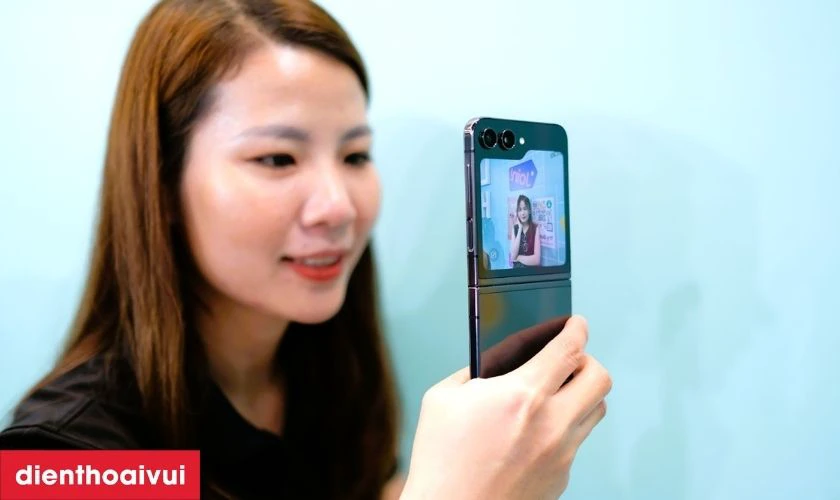 Test chức năng tr&ecirc;n Galaxy Z Flip5 cũ