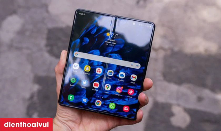 Pin với dung lượng 4400mAh thoải m&aacute;i sử dụng cả ng&agrave;y