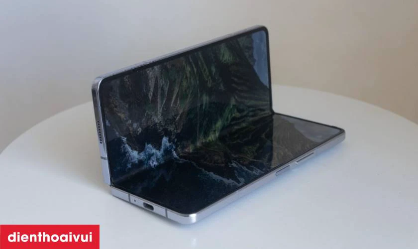 M&agrave;n h&igrave;nh trong 7.6 inch - Trải nghiệm như m&aacute;y t&iacute;nh bảng