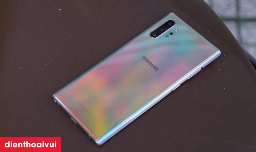 Chất liệu kim loại, bao phủ bởi lớp k&iacute;nh Gorilla Glass