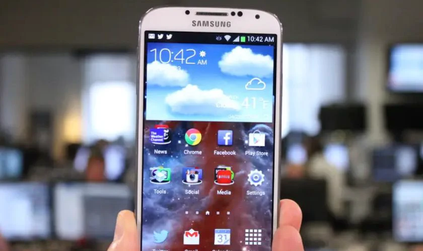 Galaxy S4 l&agrave; một trong những d&ograve;ng điện thoại đầu ti&ecirc;n của Samsung t&iacute;ch hợp IR Blaster