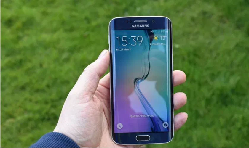 Galaxy S6 sở hữu thiết kế khung kim loại cao cấp c&ugrave;ng t&iacute;nh năng IR Blaster