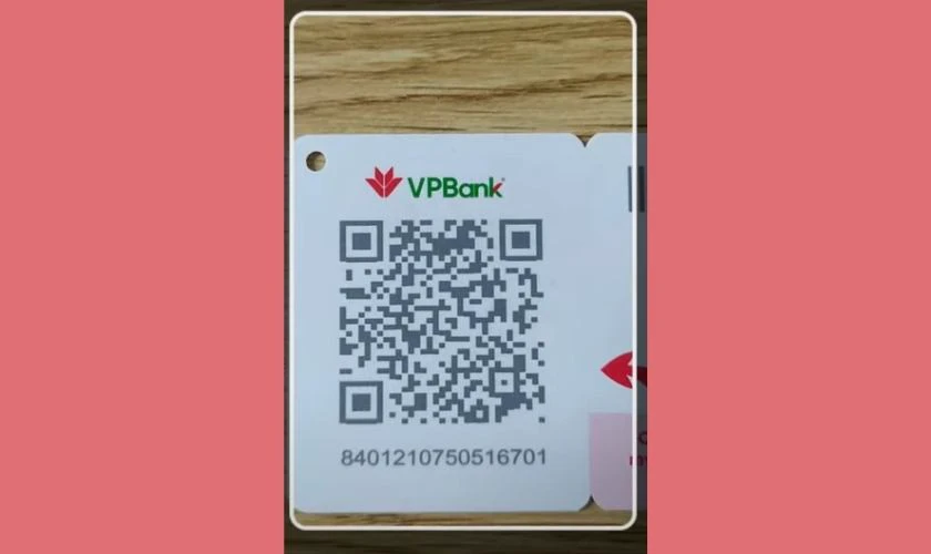 Di chuyển camera điện thoại v&agrave;o m&atilde; QR tr&ecirc;n thẻ sim