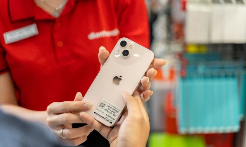 Mua iPhone cũ cho sinh viên cần kiểm tra gì?