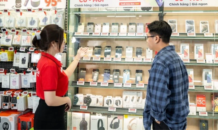 Cửa hàng bán iPhone cũ có khu vực trải nghiệm máy