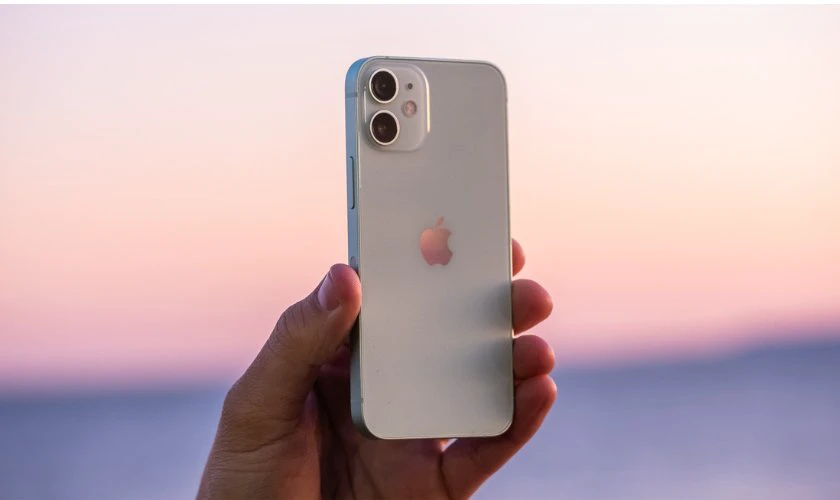 Điểm chú ý đầu tiên khi so sánh iPhone 12 mini và 11 Pro chắc chắn là yếu tố ngoại hình