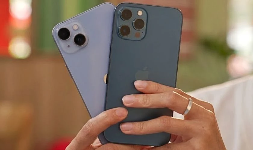 Về pin sạc thì iPhone 14 Plus có thời lượng pin tốt hơn