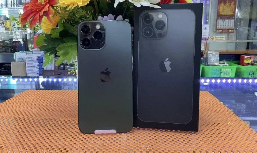 Về giá: iPhone 13 Pro Max có giá ra mắt thấp hơn
