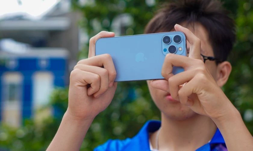 Về camera: iPhone 15 Pro Max nâng cấp camera chính 48MP và zoom 5x