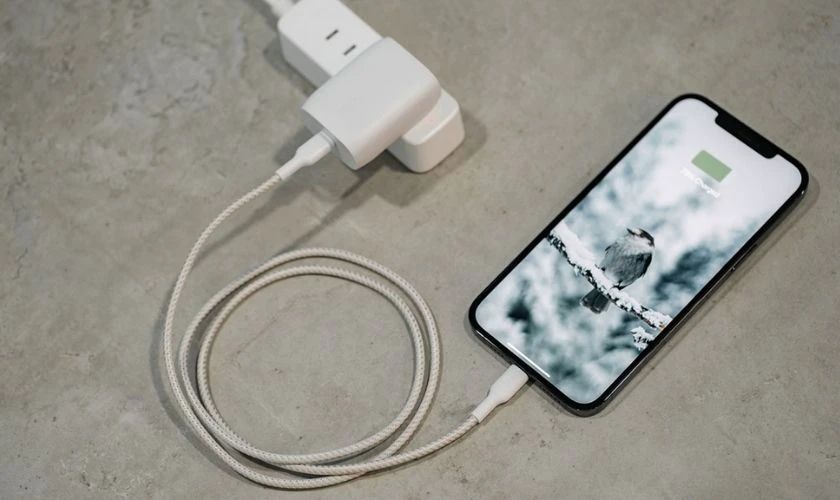 Về pin sạc: iPhone 15 Pro Max có USB-C và hỗ trợ Qi2
