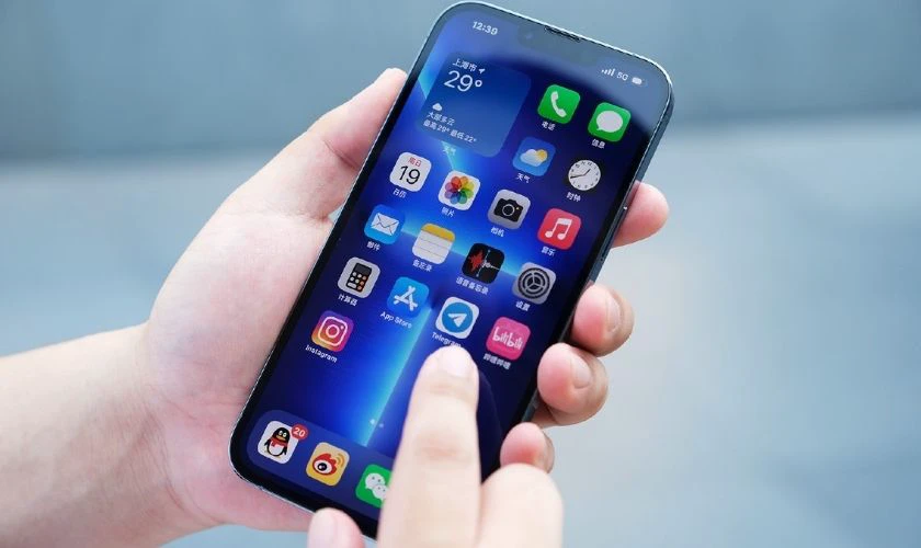 So sánh iPhone 13 Pro và 14 Plus về màn hình