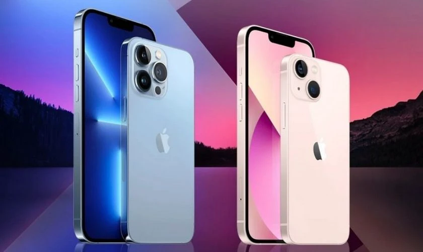 12 Pro Max lớn hơn, iPhone 13 thuận tiện hơn