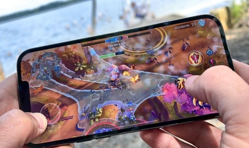 iPhone 13 sử dụng A15 Bionic, còn 12 Pro Max trang bị A14 Bionic