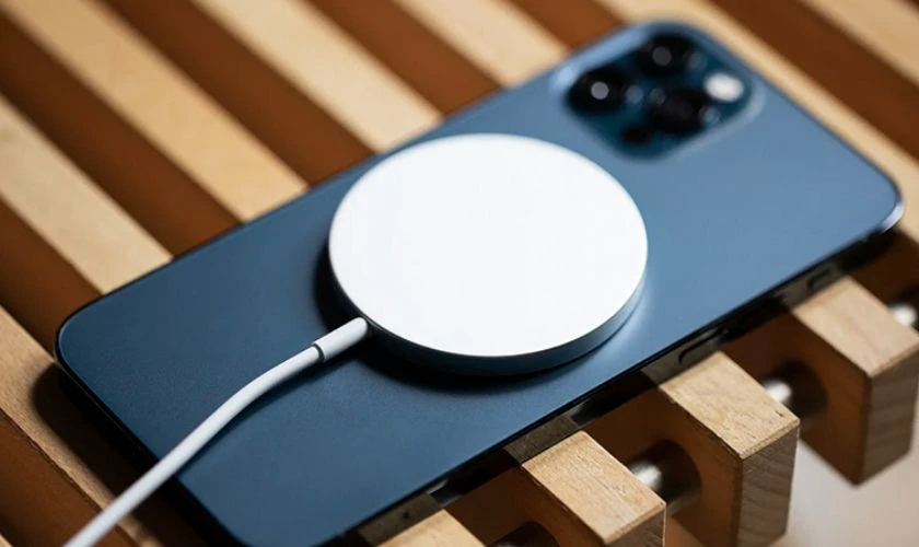 iPhone 13 xem video tối đa 19 giờ, trong khi 12 Pro Max đạt 20 giờ