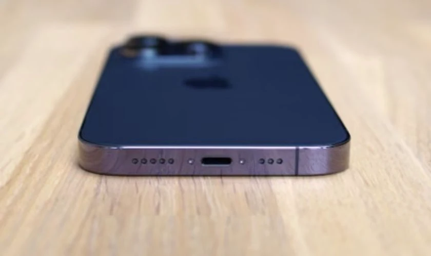 So sánh iPhone 14 Pro và 16 thường về sạc pin