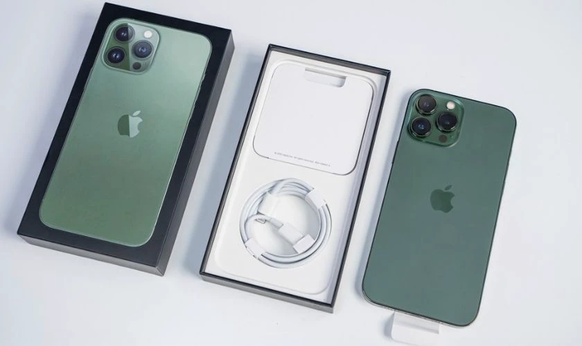 Về giá bán: iPhone 14 có mức giá dễ tiếp cận hơn khi ra mắt