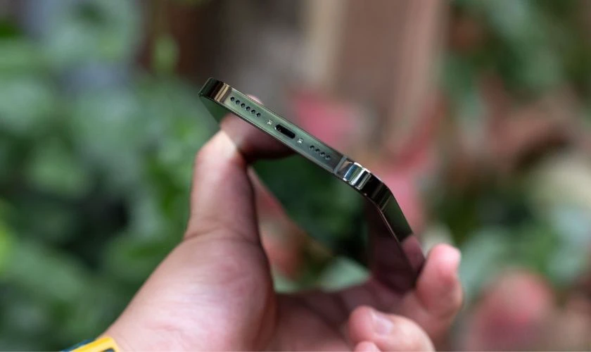 Về pin và sạc: iPhone 13 Pro Max có thời lượng sử dụng dài hơn